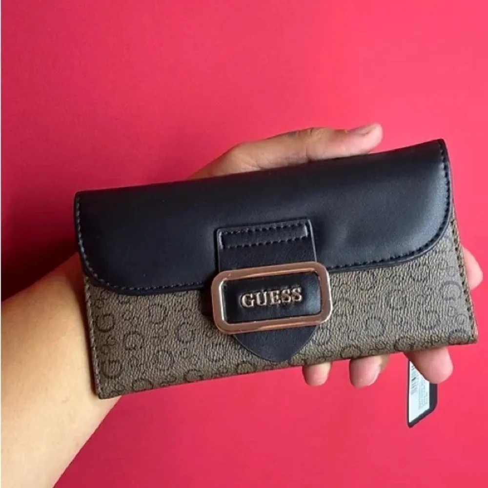 Guess • Dorchester Signature Slim Clutch in Brown